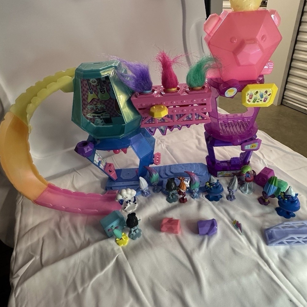 Trolls Topia Hair Raising Village Playset + 17 Trolls Figures And Accessories
